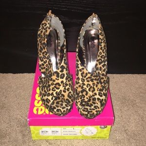 Leopard Print Crisscross Peep-toe Wedges